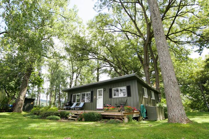 Green Cottage and Lake